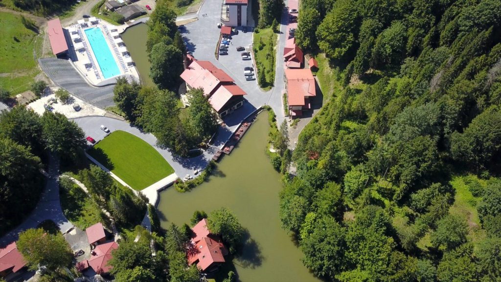 Котеджі в Карпатах: комфортний відпочинок серед гір та озера